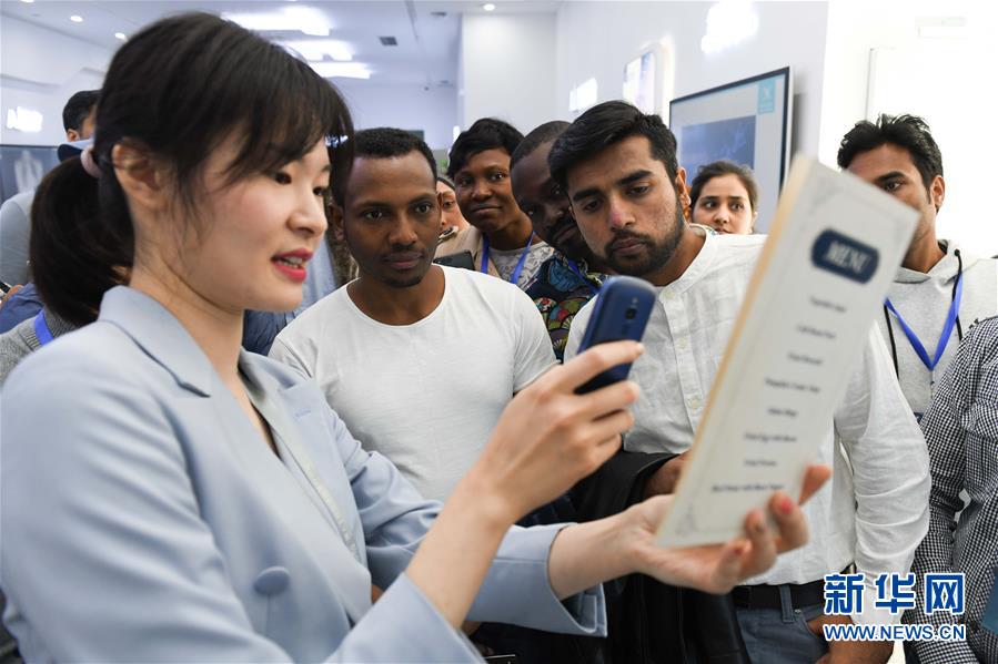 #新华网#外国留学生感受科技魅力