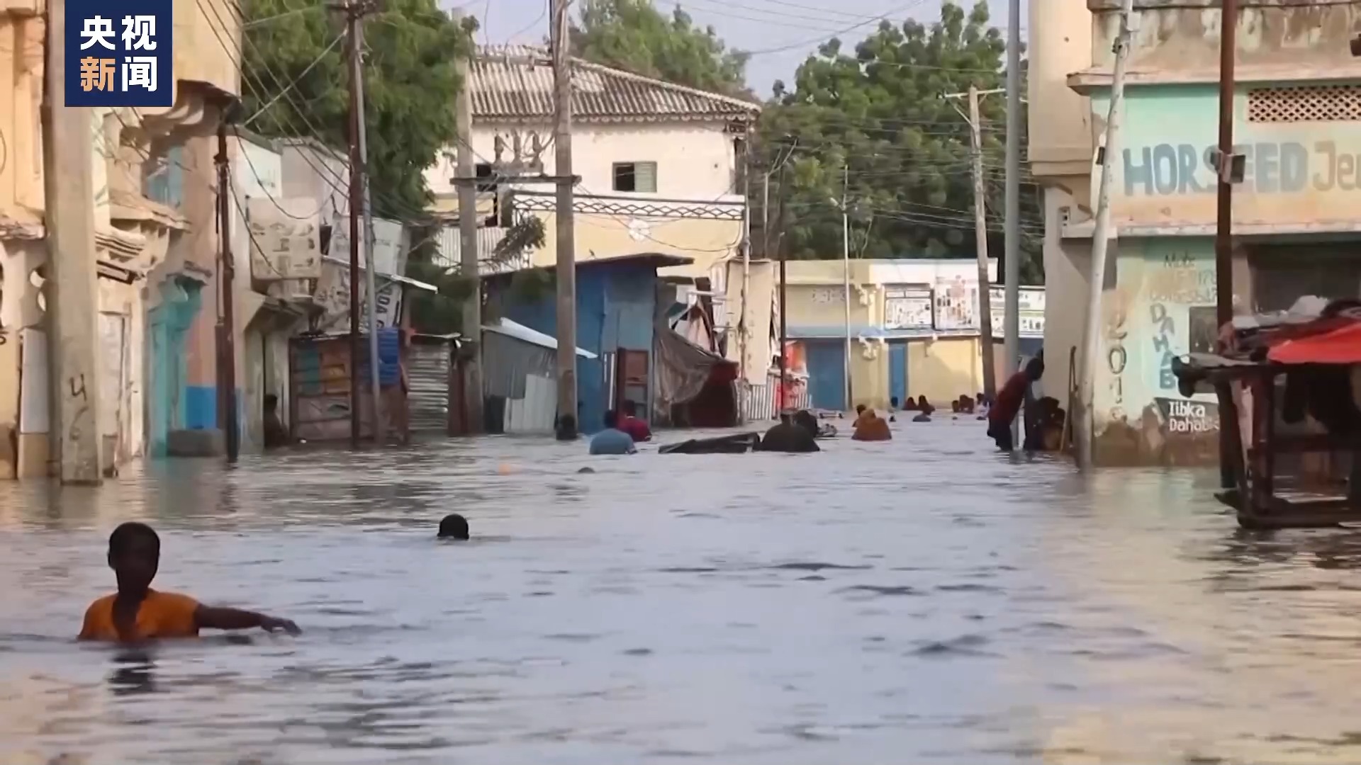索马里洪灾近百人死亡 200万人受灾