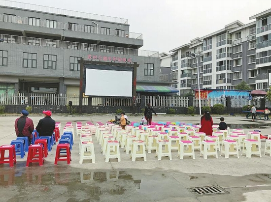 （焦点图，导航成都，移动端）四川农村电影放映员 一个人撑起一块银幕