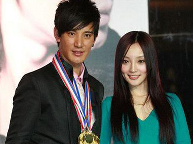 4月,有媒体拍到蒲巴甲和李小璐晚上在饭店约会的图片.