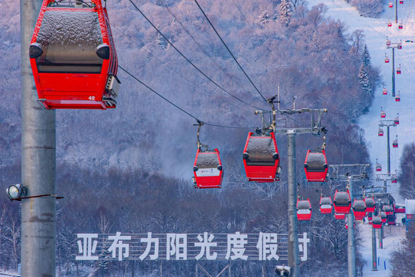 黑龙江各大滑雪场“开板”迎客 亚布力滑雪场已接待游客6.3万人次