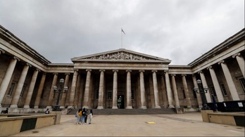 【国际锐评】英方应正视多国诉求归还掠夺的文物_fororder_2021年5月17日，人们站在英国伦敦的大英博物馆外