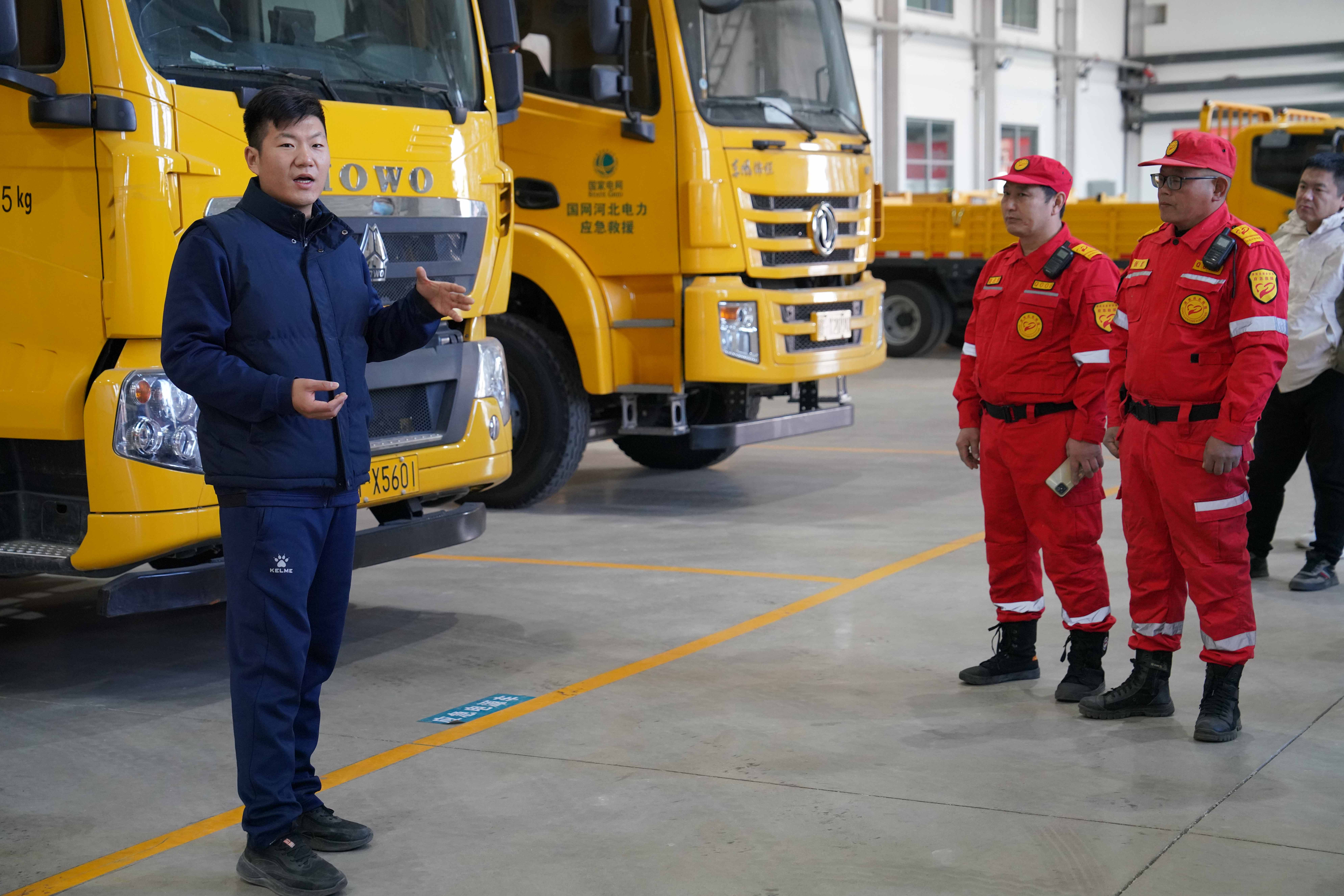 河北清苑:开展应急救援集训 提升事故处置能力_fororder_清苑区应急救援队代表参观河北雄安电力应急救援指挥救援装备。 摄影 王磊