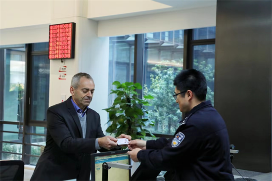“五星卡”签发启用首日6人在江苏领取 新版外国人永久居留身份证_fororder_图片1