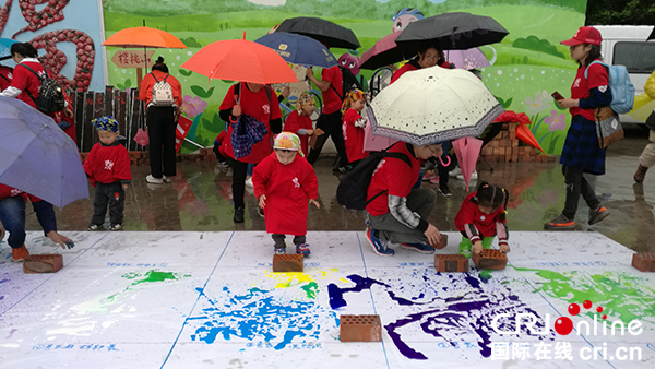 图片默认标题_fororder_活动现场的亲子活动（摄影-刘杰）