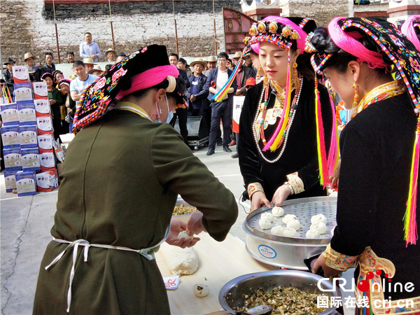 图片默认标题_fororder_7、包酸菜包子比赛现场--摄影--张黎萍