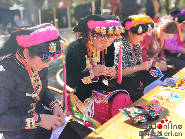 图片默认标题_fororder_8、精美藏绣展示现场--摄影--张黎萍