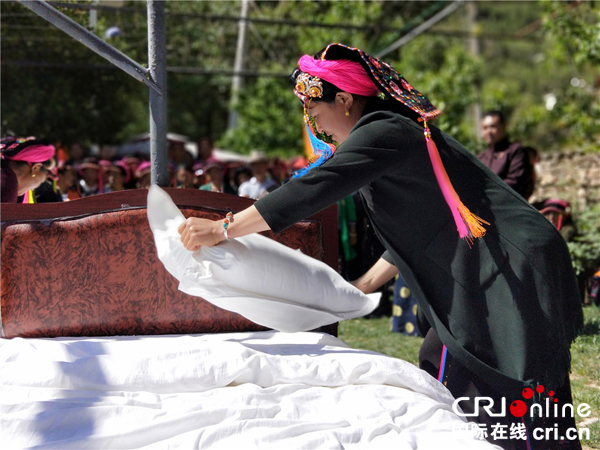 图片默认标题_fororder_9、民居接待铺床比赛--摄影--张黎萍