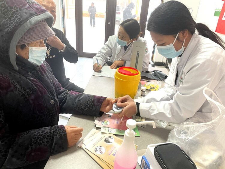 河北唐县:办好群众实事 增进民生福祉_fororder_在唐县御墅蓝湾小区,医护人员提供义诊服务