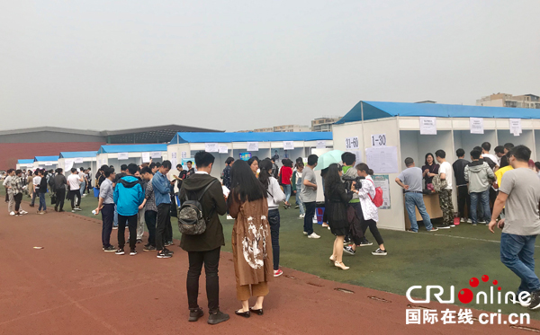 图片默认标题_fororder_当天西南石油大学举行2018春季招聘会-360多家企业参与（摄影：曾雯婷）