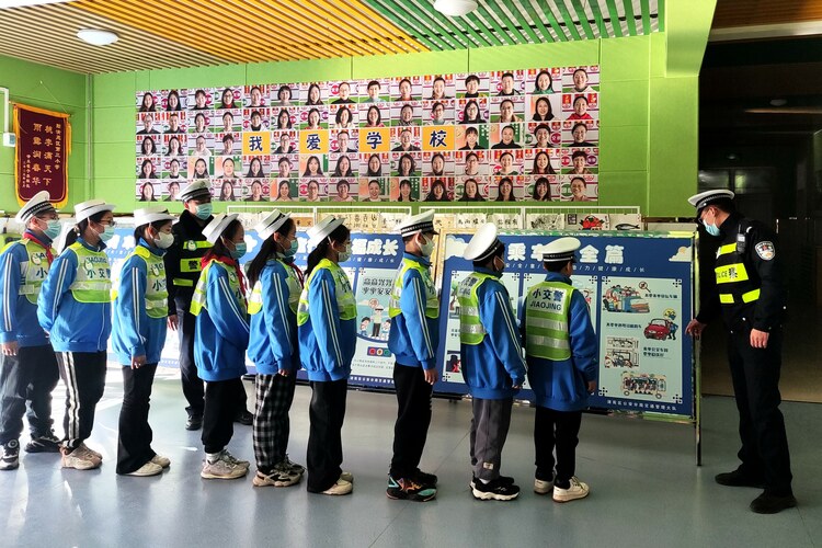 河北清苑:“文明交通”助力文明城区创建_fororder_清苑交警走进校园进行交通安全宣传。清苑区委宣传部供图