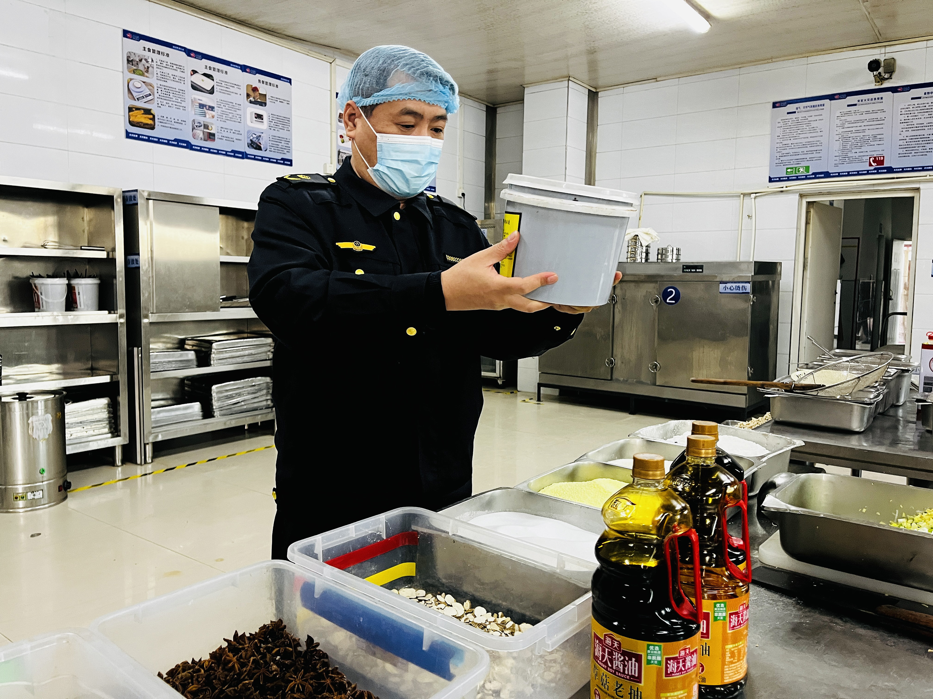 河北涞水:“明厨亮灶”护航校园“舌尖上的安全”_fororder_图为涞水县市场监督管理局工作人员正在检查学校食堂食材。(李金璐 摄).JPG