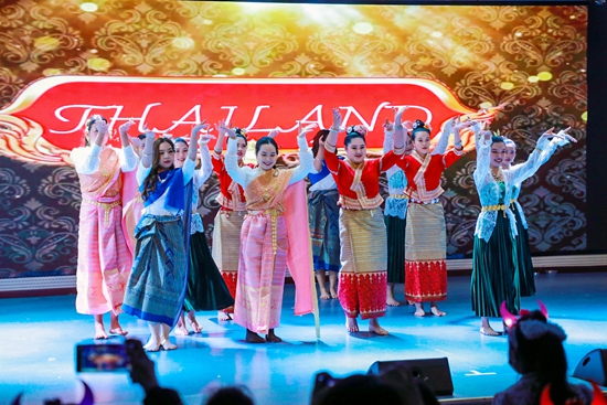 贵州大学国际教育学院举办2024年新年晚会 各国留学生展才艺_fororder_4歌舞升平的泰国