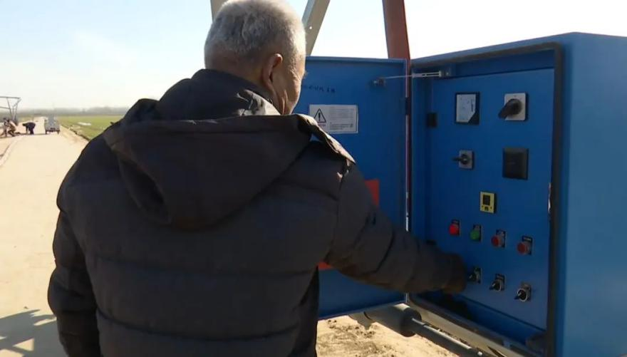 石家庄市鹿泉区:农田“畅饮”冬眠水 冬灌保耕正当时_fororder_图片3