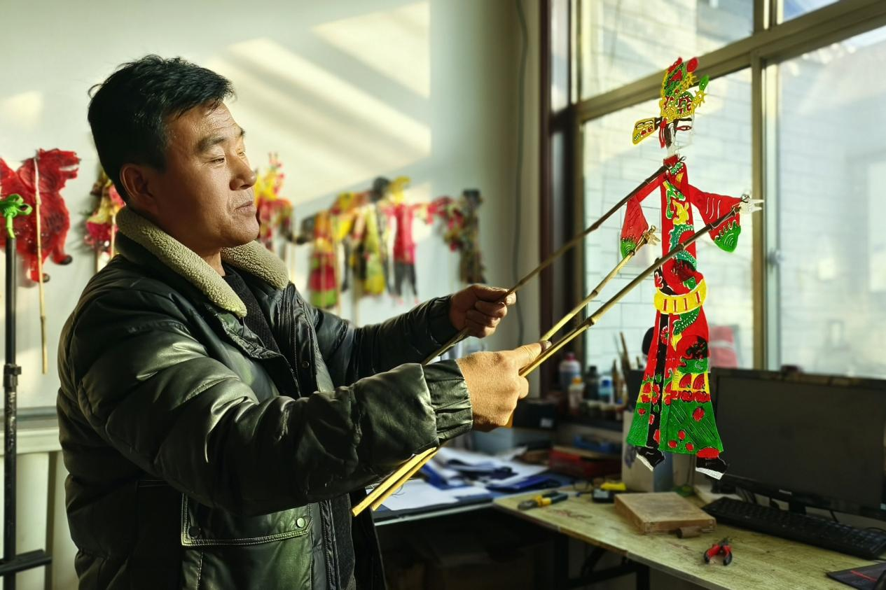 保定徐水李东来:匠心传承 让非遗皮影“活”起来_fororder_图片4