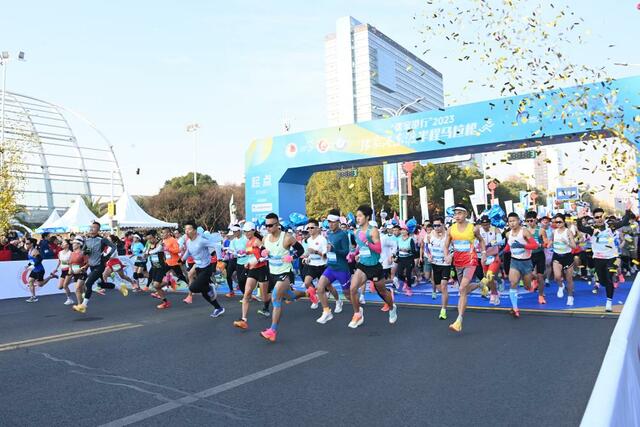 2023张家港东渡半程马拉松鸣枪开跑 2023张家港东渡半程马拉松鸣枪开跑