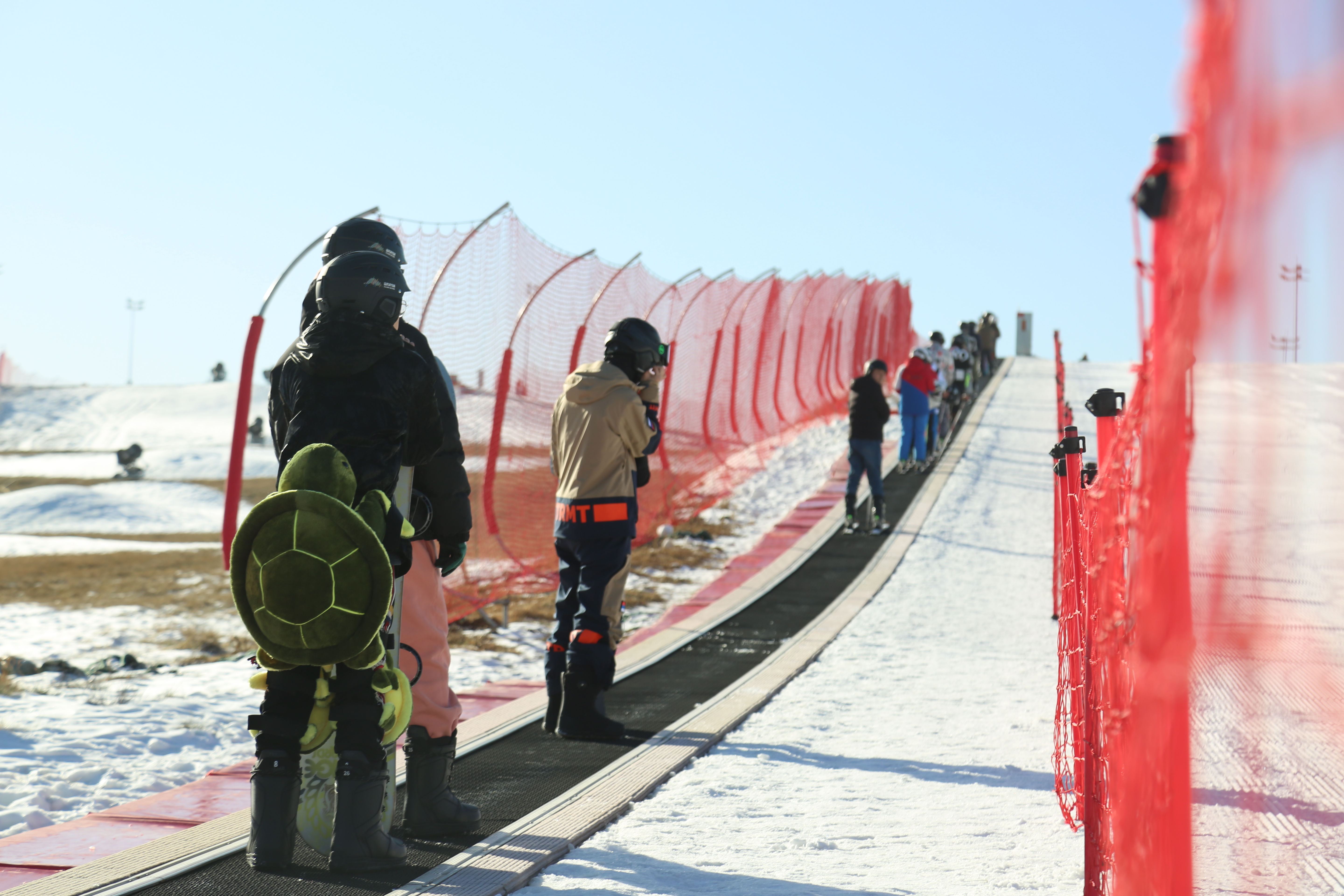 唐山市路北区第五届冰雪运动会暨路北区第八届冰雪节开幕_fororder_路北区第五届冰雪运动会暨第八届冰雪节开幕现场,现场,滑雪爱好者们乘自动扶梯前往雪坡顶端。 马雅雄 摄 .JPG
