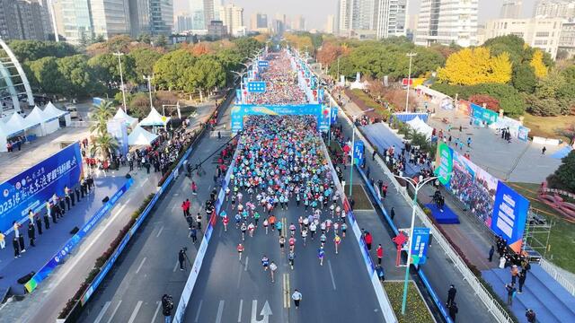 2023张家港东渡半程马拉松鸣枪开跑 2023张家港东渡半程马拉松鸣枪开跑