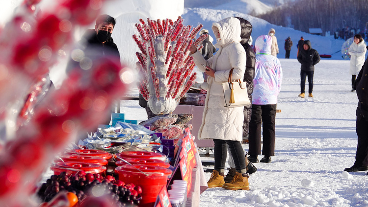 “中国冰雪之都”牙克石：冰雪经济释放发展“热效应”_fororder_图为12月7日，游客在牙克石市凤凰山游玩。  (1)