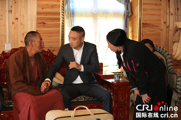 图片默认标题_fororder_爱心企业家走进农户家