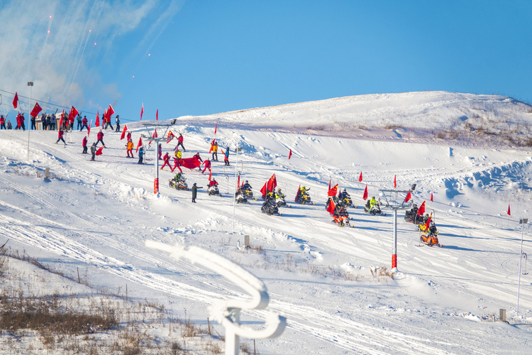 “中国冰雪之都”牙克石：冰雪经济释放发展“热效应”_fororder_图为12月7日，运动员在牙克石市凤凰山滑雪场上进行滑雪竞技表演。