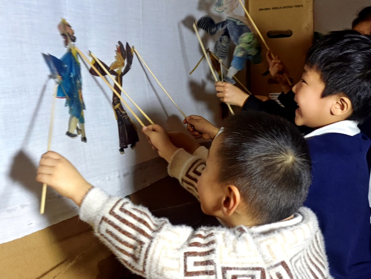 河北唐县:开展“光与影的艺术—皮影戏”主题活动_fororder_小朋友们表演皮影戏3 柴凤娇摄 (1)