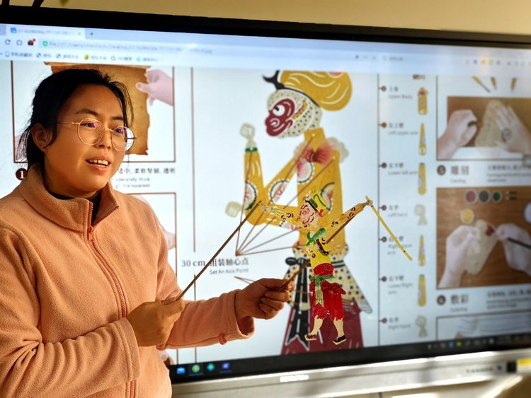 河北唐县:开展“光与影的艺术—皮影戏”主题活动_fororder_幼儿园教师向小朋友们讲解“皮影戏”历史文化知识及制作过程 拍照:柴凤娇