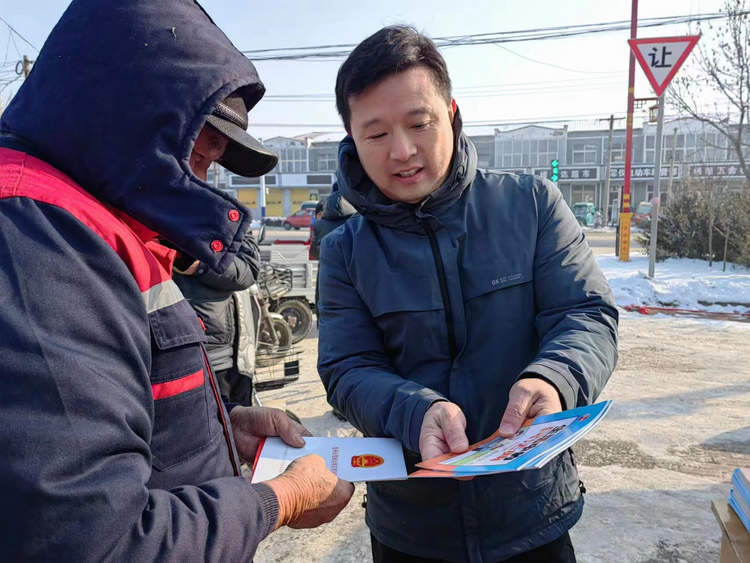河北东光:普法宣传进集市 服务群众面对面_fororder_图片3