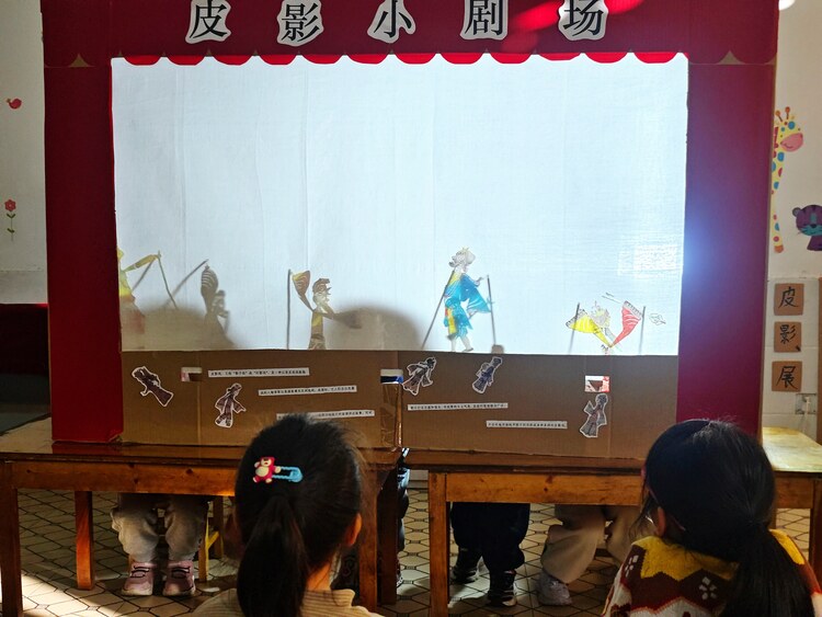 河北唐县:开展“光与影的艺术—皮影戏”主题活动_fororder_小朋友们认真欣赏皮影戏 柴凤娇摄
