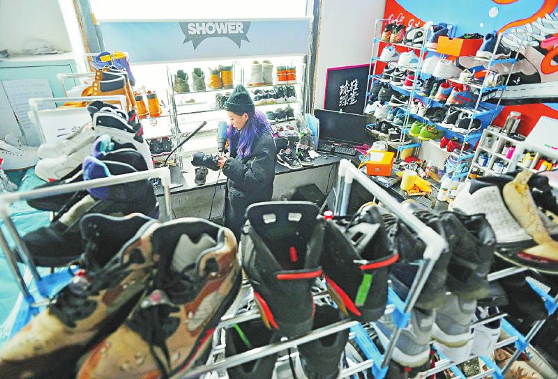 （焦点图，导航成都）为球鞋开“澡堂” 川妹子收到全球各地订单