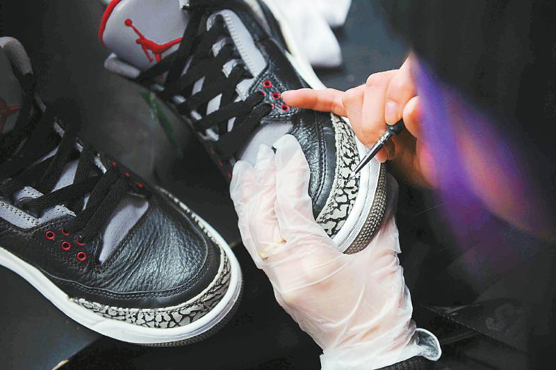 （焦点图，导航成都）为球鞋开“澡堂” 川妹子收到全球各地订单