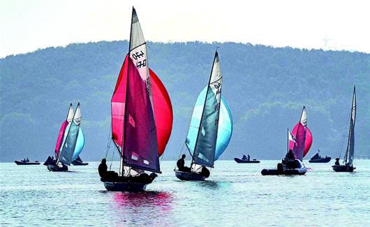 国际帆船赛事首次角逐东湖