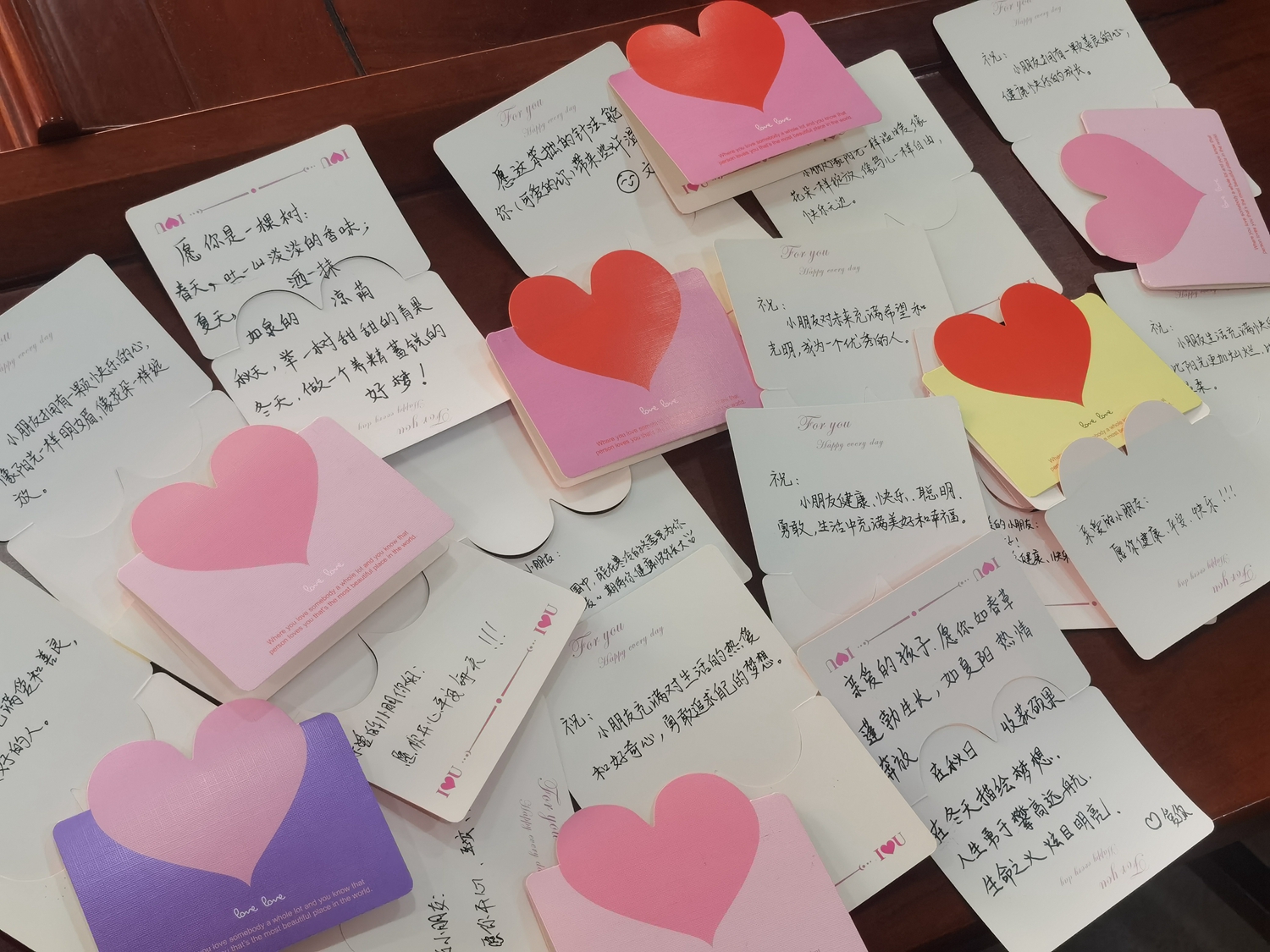 图片默认标题_fororder_一个个暖心的文字写入卡片,饱含妈妈们满满的祝福 摄影 贾俊杰