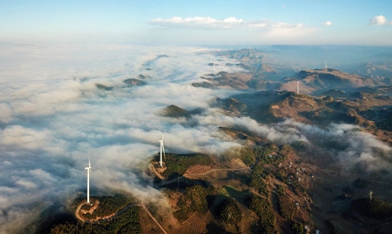贵州威宁：从0到170亿元 “追风逐日”新能源_fororder_梅花山风电场（何欢 摄）