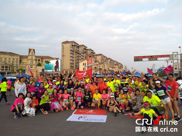 图片默认标题_fororder_参赛选手赛前合影--摄影张勇