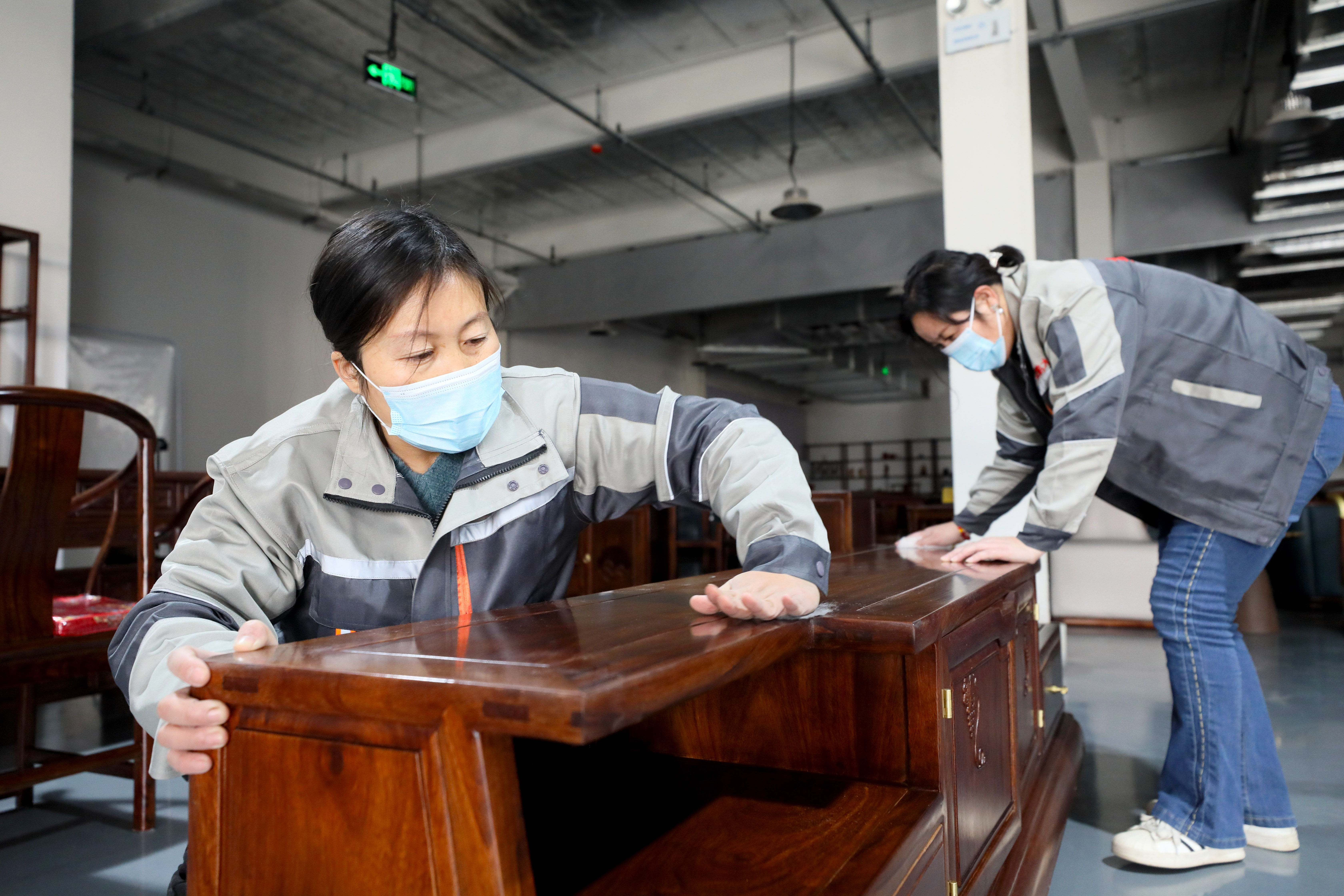 河北隆尧:红木家具带动家具产业“红红火火”_fororder_7.JPG