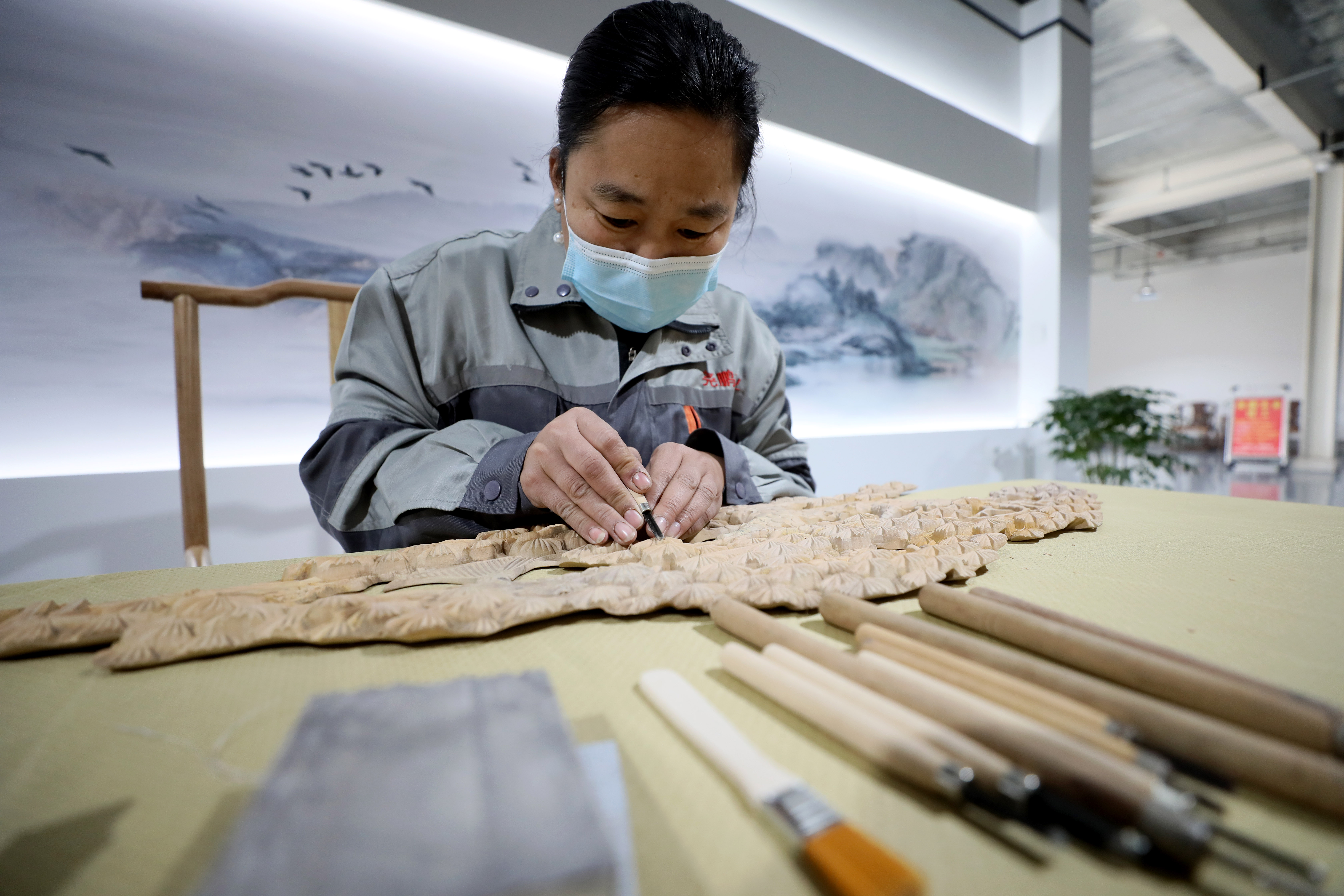 河北隆尧:红木家具带动家具产业“红红火火”_fororder_11.JPG