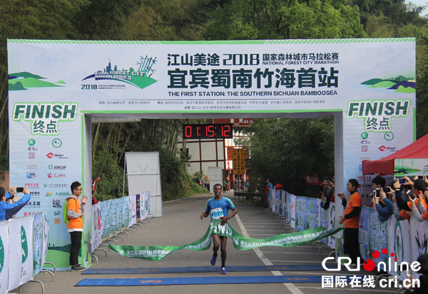 图片默认标题_fororder_男子半程马拉松第一名冲线11