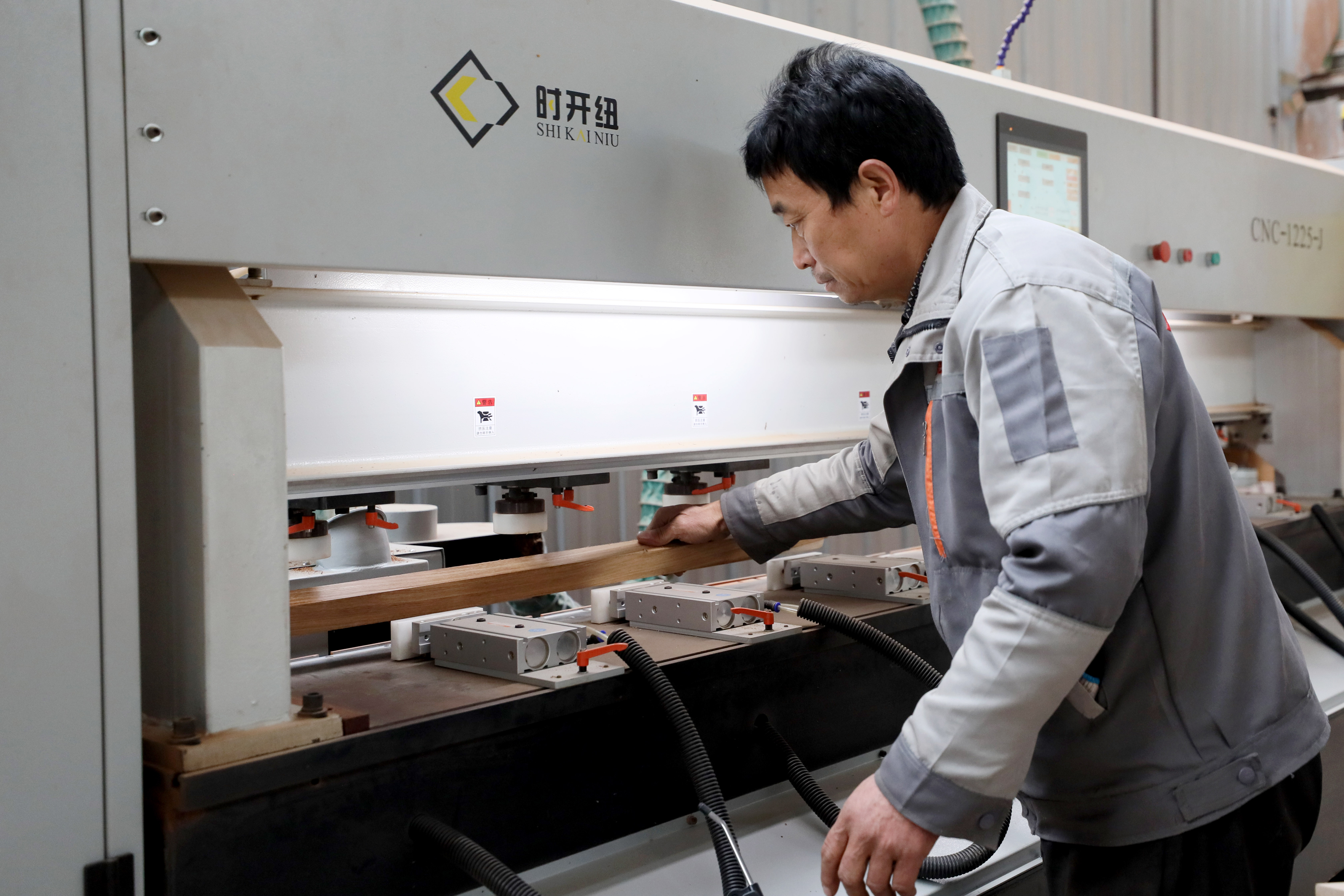 河北隆尧:红木家具带动家具产业“红红火火”_fororder_12.JPG
