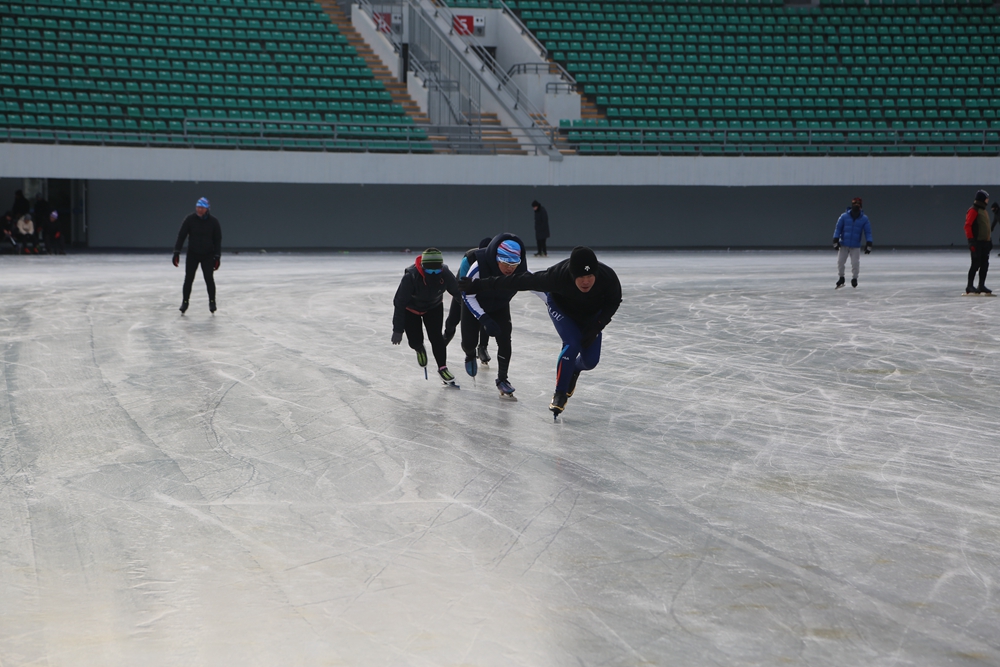 延吉全民健身中心天然草坪变身冰场 市民游客争相打卡