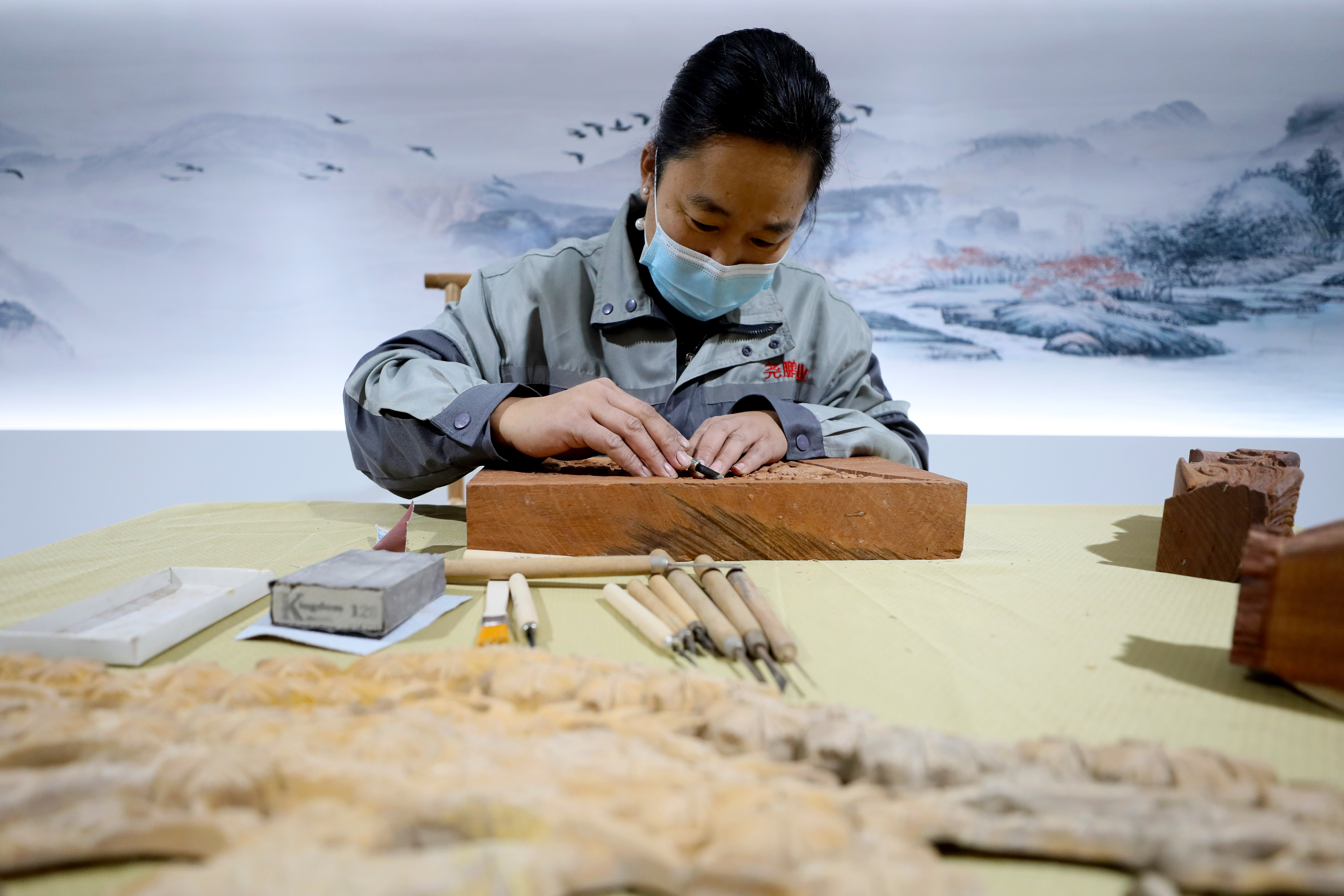 河北隆尧:红木家具带动家具产业“红红火火”_fororder_2.JPG