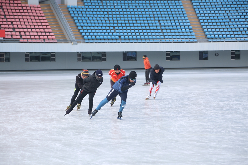 延吉全民健身中心天然草坪变身冰场 市民游客争相打卡