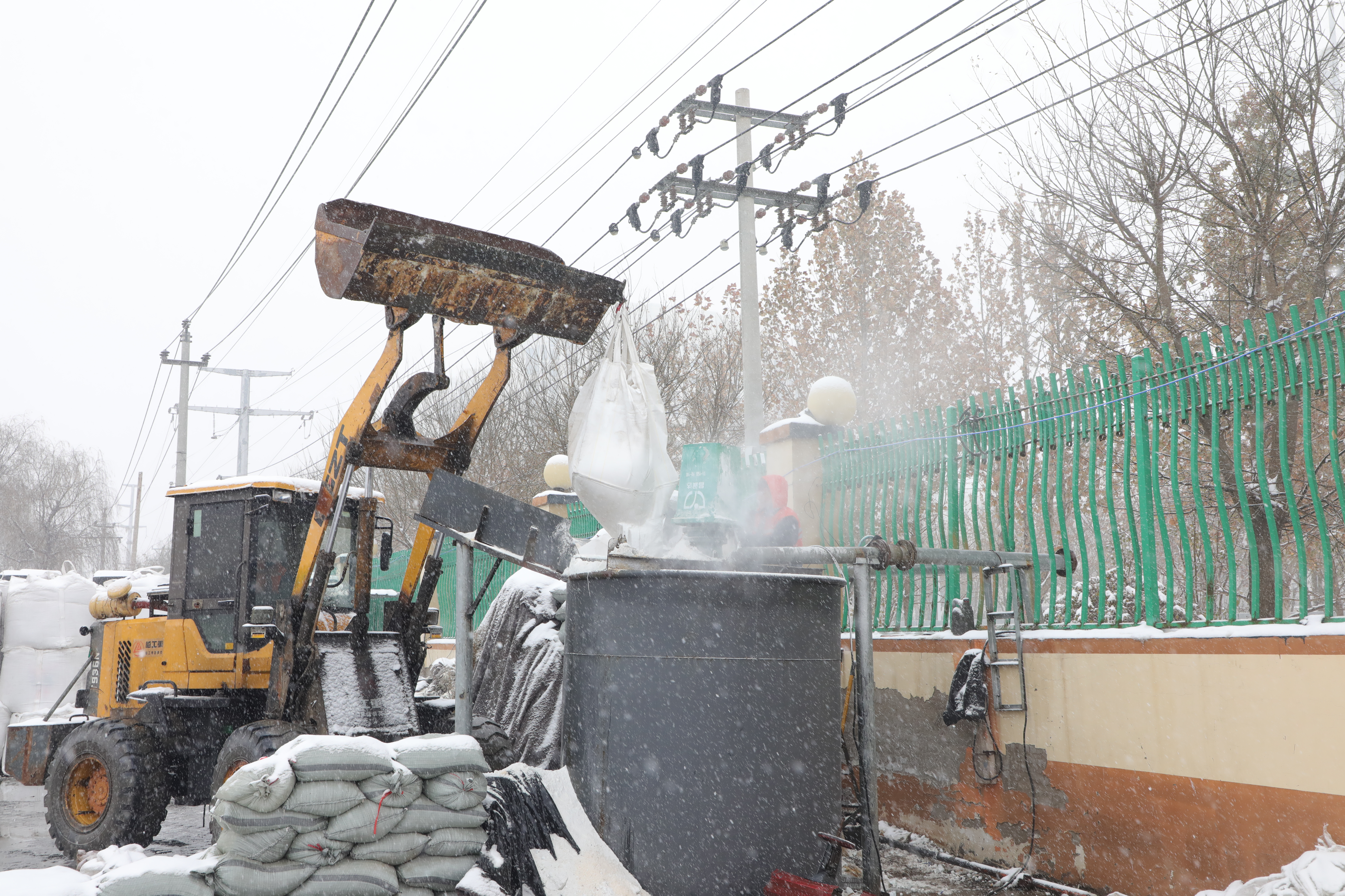 保定徐水:以雪为令 融雪除冰保畅通_fororder_图片3