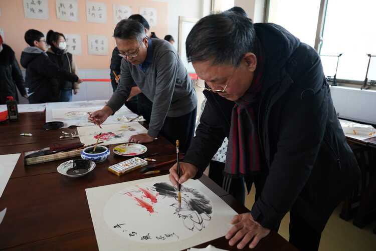 河北清苑:“文化名家工作室”点亮群众文化生活_fororder_孙兰钢(左一)和美术爱好者一起创作中国画作品。摄影 王磊