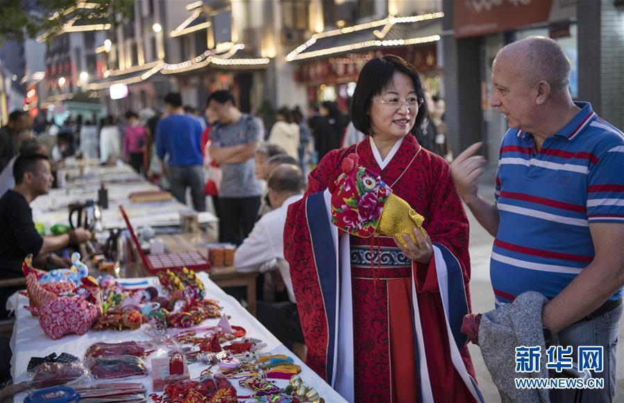 【新华网】汉文化旅游节上的汉服嘉年华