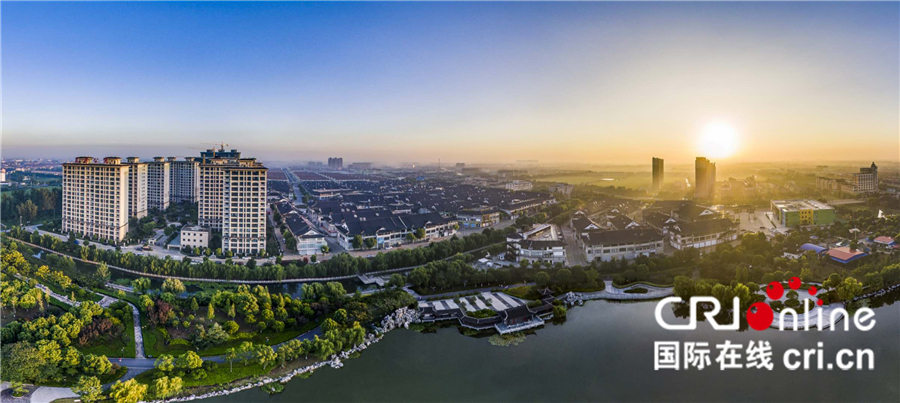 (供稿 旅游列表 三吴大地泰州 移动版)日出戴南红胜火 春来钢城景如画