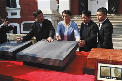 故宫古建修缮获赠100块金砖100万张金箔
