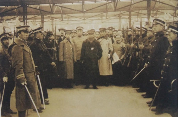 1912年1月1日，上海各界人士在沪宁铁路上海站欢送孙中山赴南京任职临时大总统。