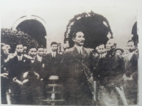 1912年10月10日，孙中山在上海环球中国学生会举办的武昌起义周年纪念会上发表演讲。