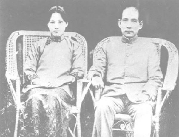 1922年，孙中山、宋庆龄在上海寓所合影